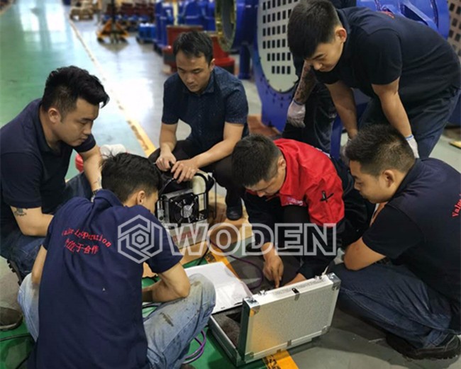 沃頓技術員指導用戶使用電動液壓扳手現場